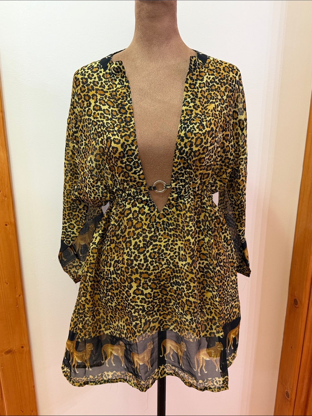 Rima. Leopard Print Tunic with Leopard 🐆 or Cheetah Border. NWOT. Size Small